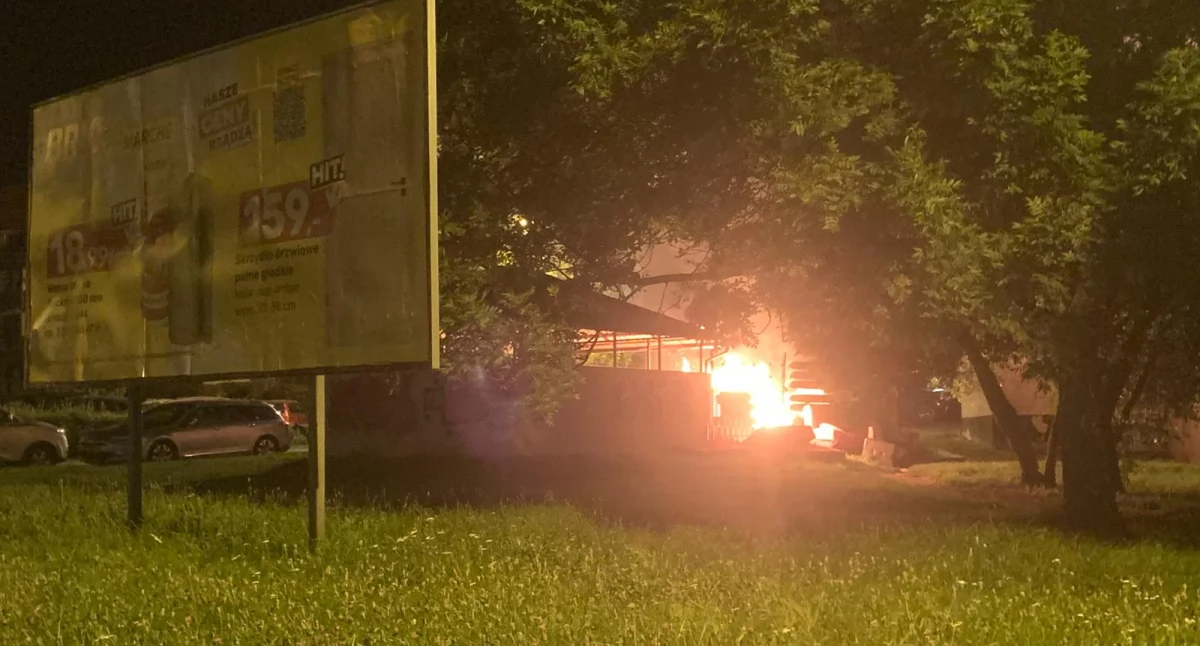 W Trzebnicy paliły się kontenery. Nocna akcja straży pożarnej