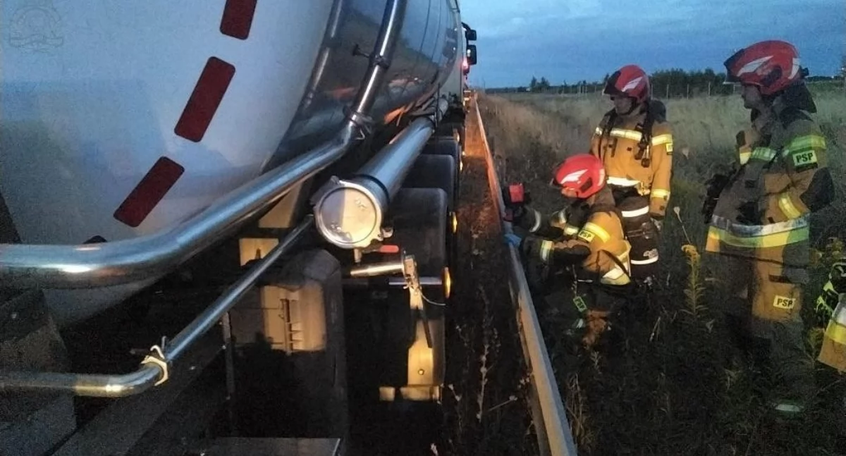 Dym wydobywał się z kół cysterny. Akcja straży pożarnej na S5