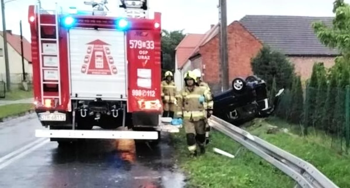Zdarzenie drogowe w Urazie: Berlingo na dachu
