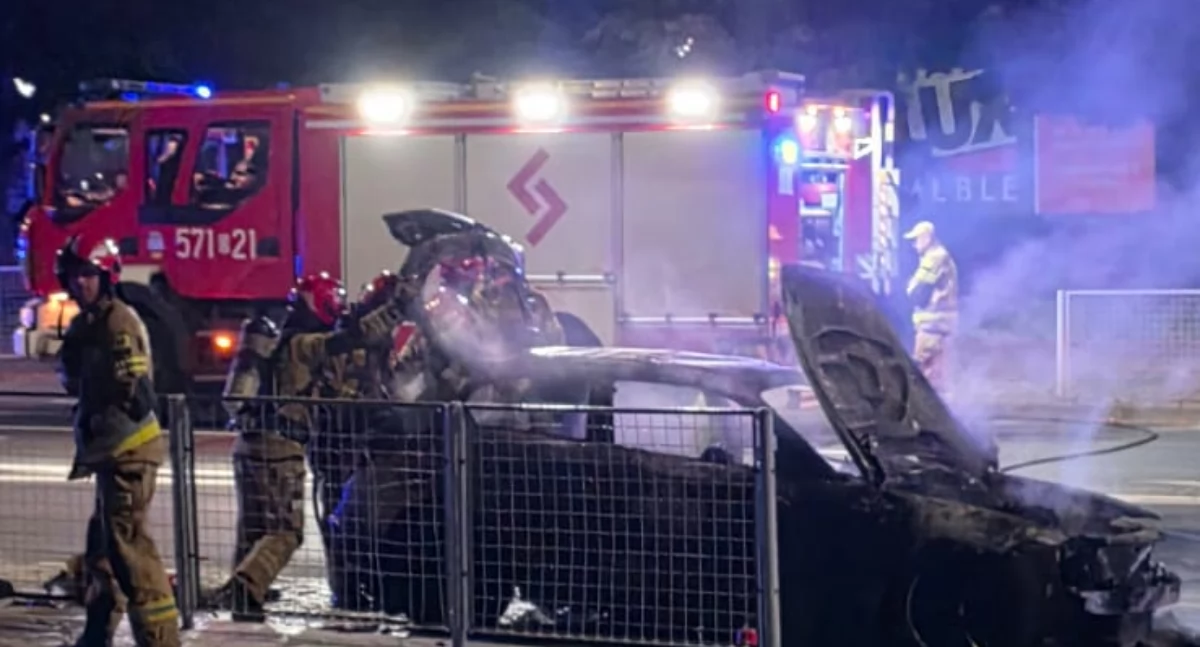 Pożar samochodu na ulicy w Trzebnicy w czasie Trzebnickiego Święta Sadów - szybka interwencja straży pożarnej uratowała sytuację.