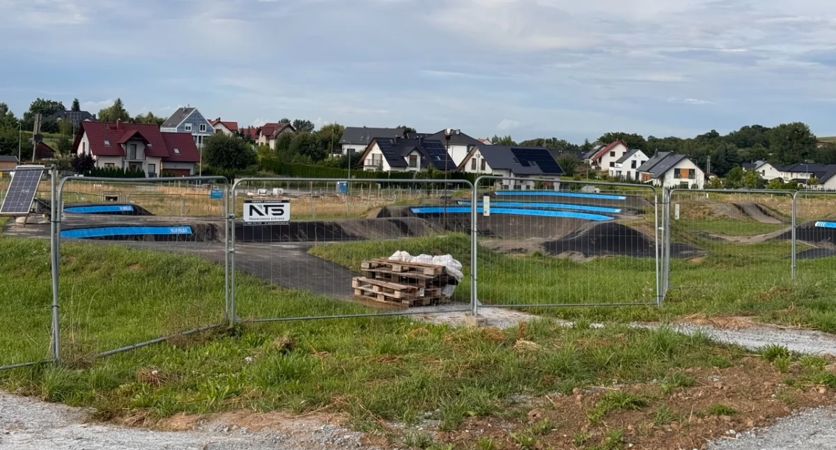 Kolejne uchybienia gminy. Pumptrack na Czereśniowej wciąż zamknięty