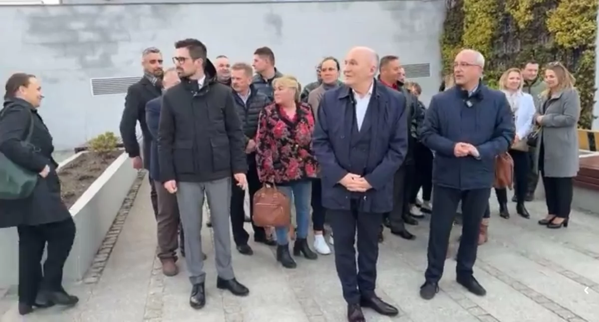 Prywatny wjazd do domu, trawnik i łapówki. Znamy szczegóły zarzutów dla burmistrza Trzebnicy