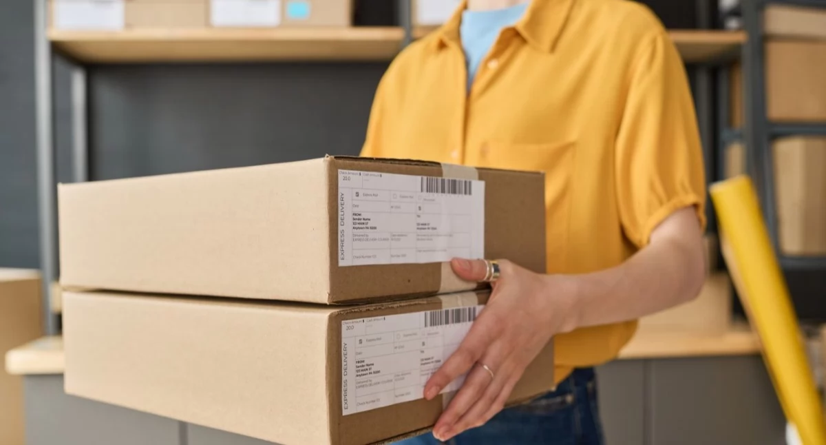 Wysyłka przez DPD i DHL – jakie wymiary kartonów wybrać, by nie przepłacić?