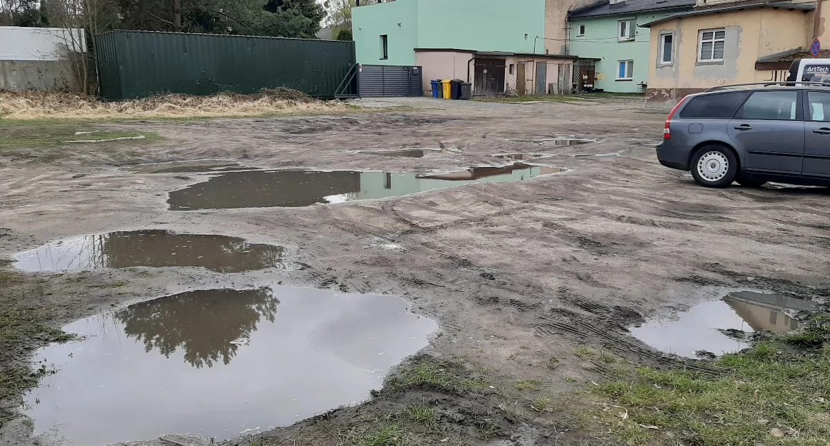 Dziki parking, dziury i kałuże. Mieszkańcy mają dość