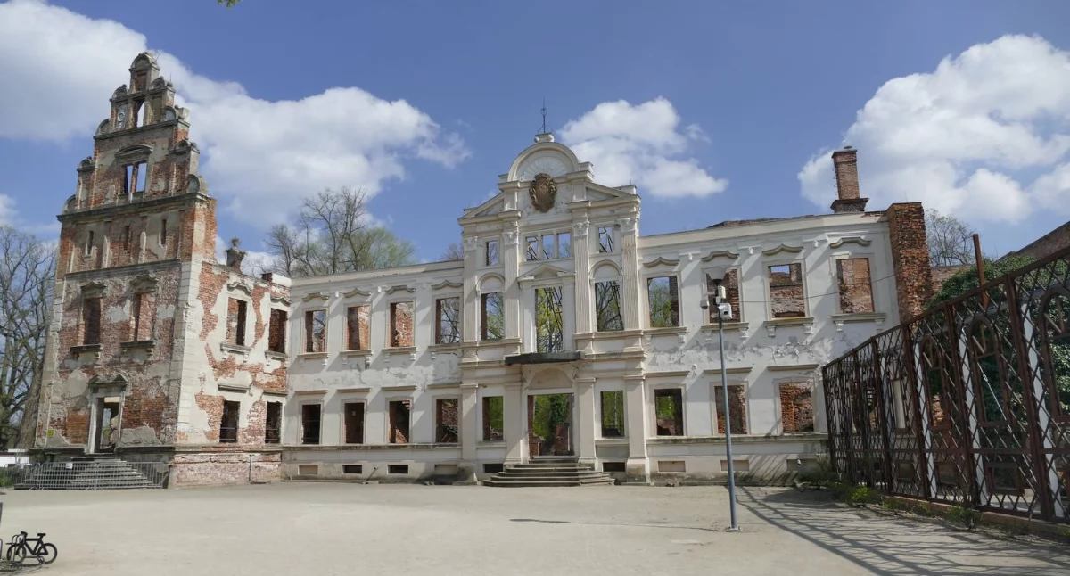 Ruiny pałacu w Żmigrodzie. Tu planowano upadek Napoleona