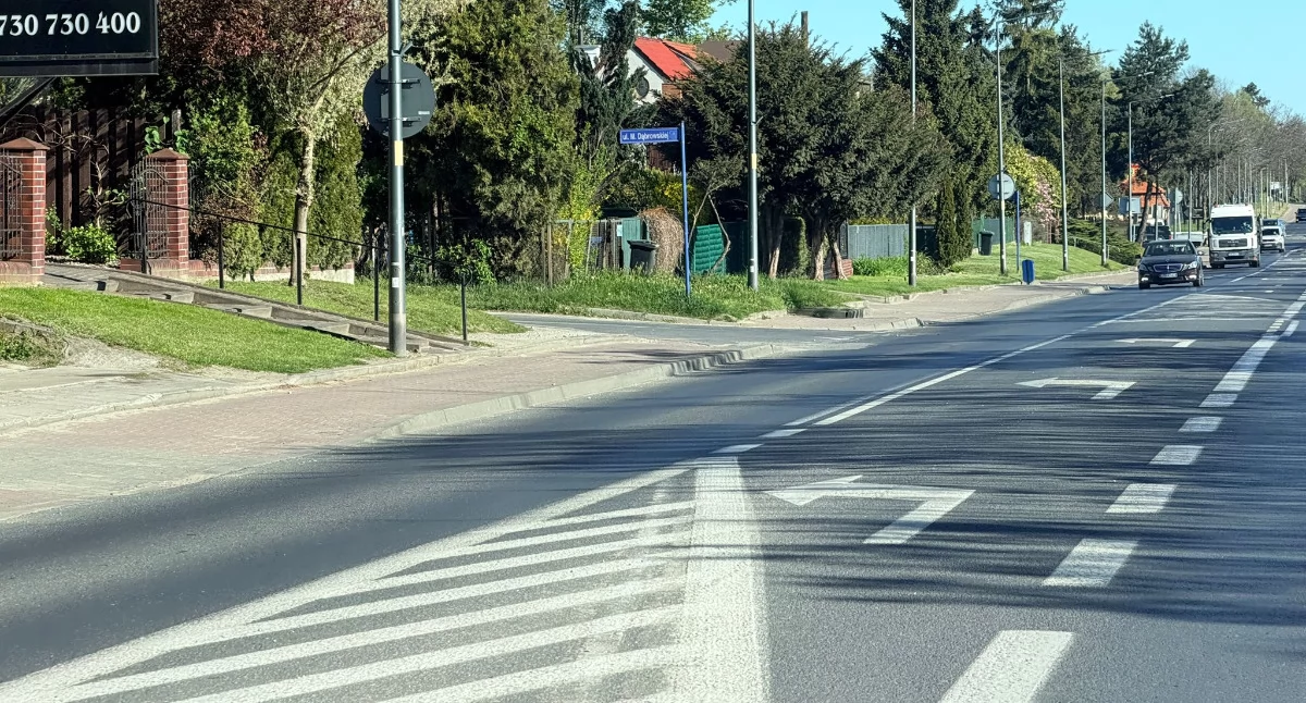 Idą pieszo, bo nie mają wyboru. Seniorzy nie mają gdzie odpocząć