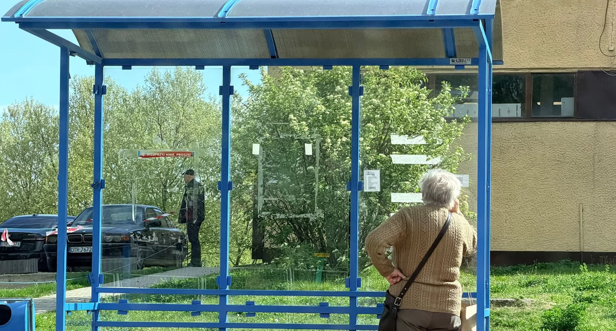 Słupy ogłoszeniowe zniknęły, rozkłady nieczytelne