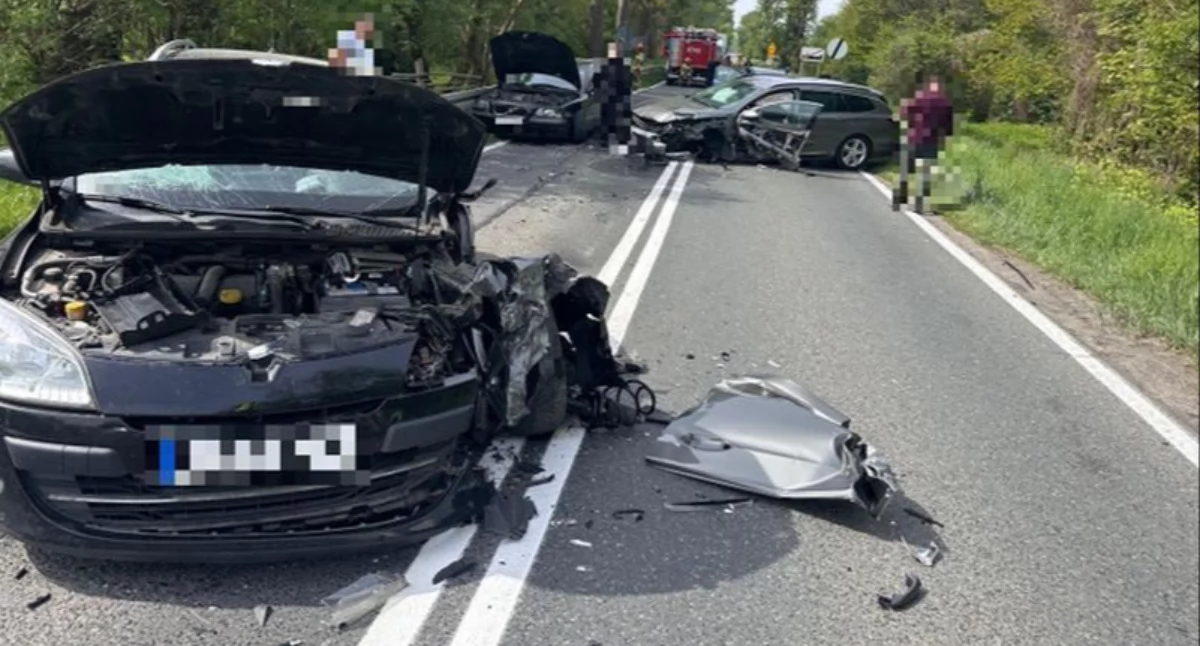 Czołowe zderzenie. Trzy osoby, w tym dziecko, trafiły do szpitala
