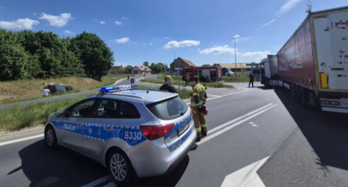 Volkswagen w rowie. O włos od czołówki z tirem