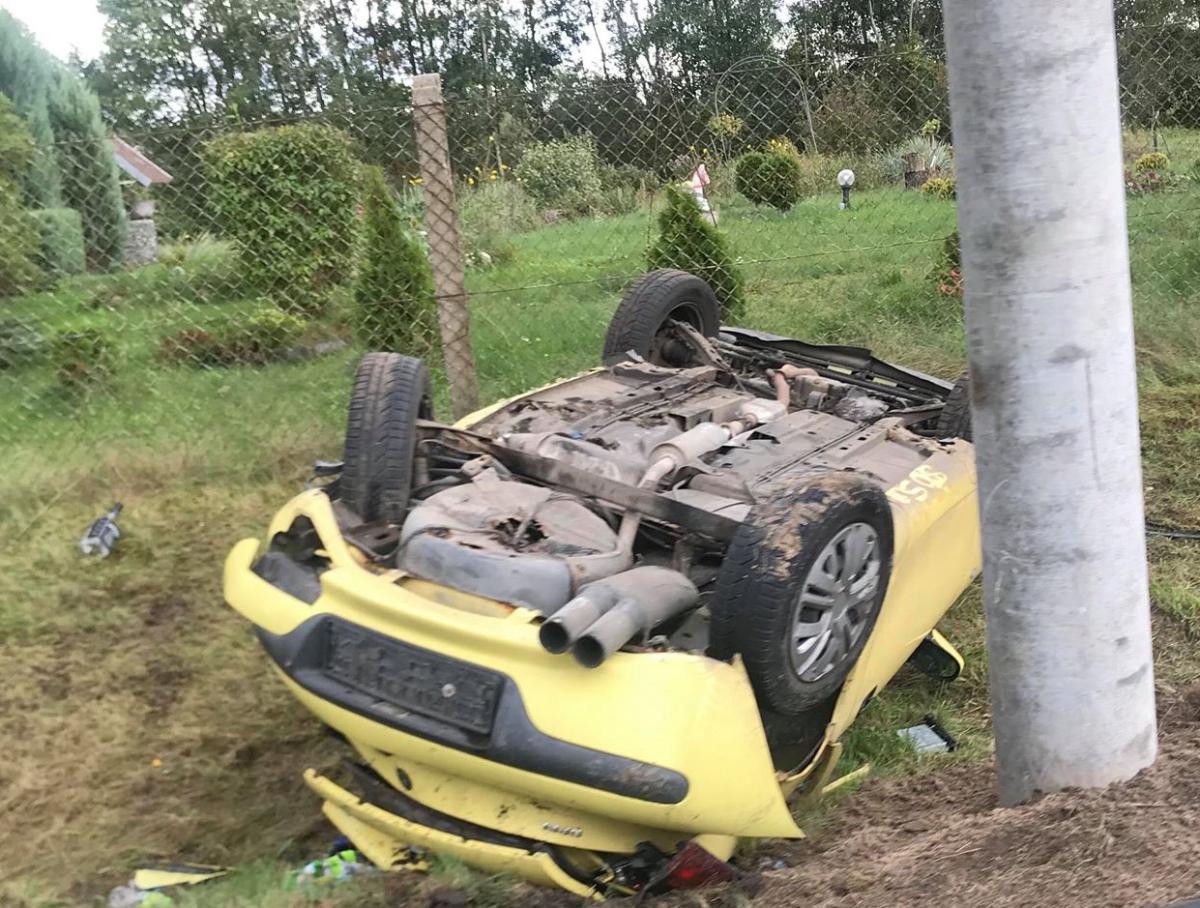Od kilku dni samochód leży w rowie na dachu