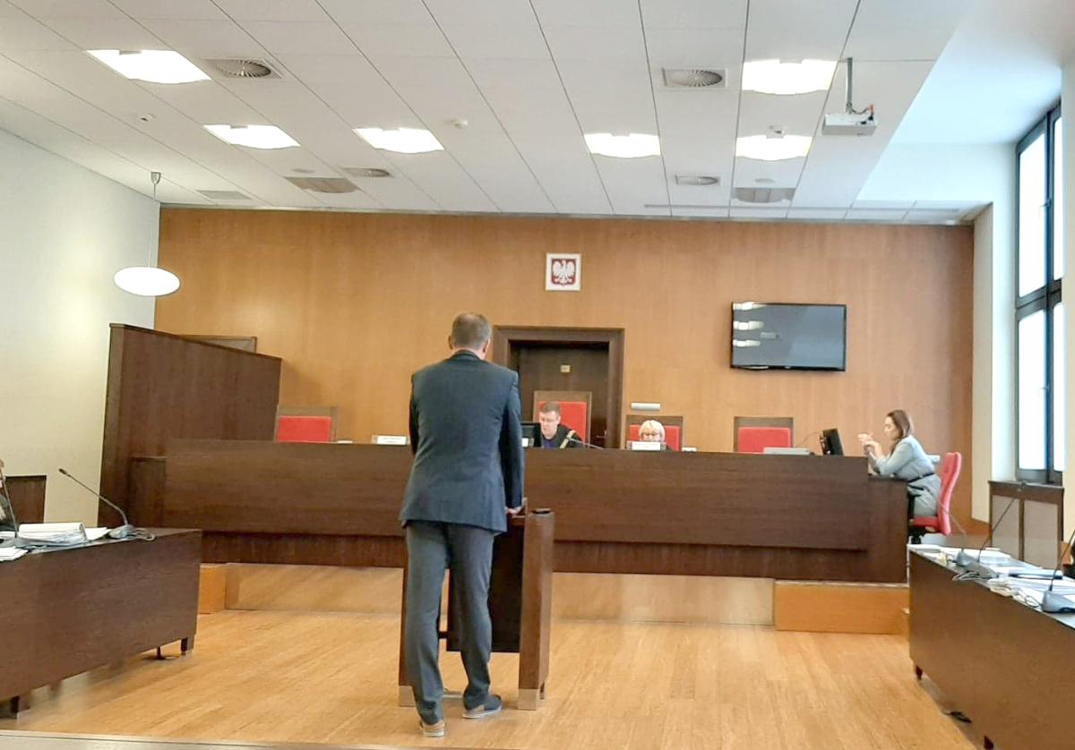 Napaść z maczetą, siekierą i gazem? Bracia lekarze i farmaceutka stanęli przed sądem