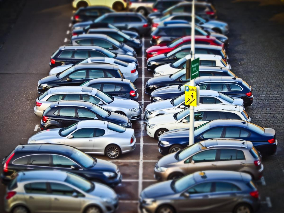 Jak przygotować samochód do długiego postoju na parkingu?