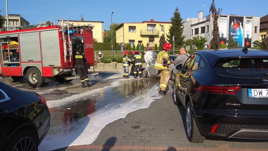 Paliło się auto na parkingu Lidla
