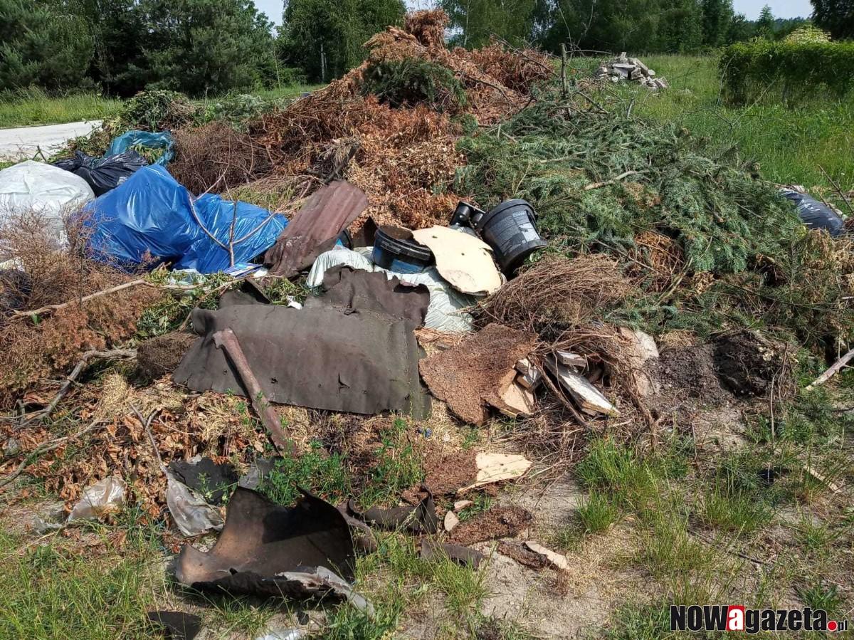 Śmieci, fetor i roje much w środku miejscowości