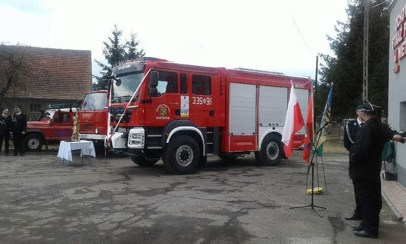 Strażackie auto zsunęło się do rowu