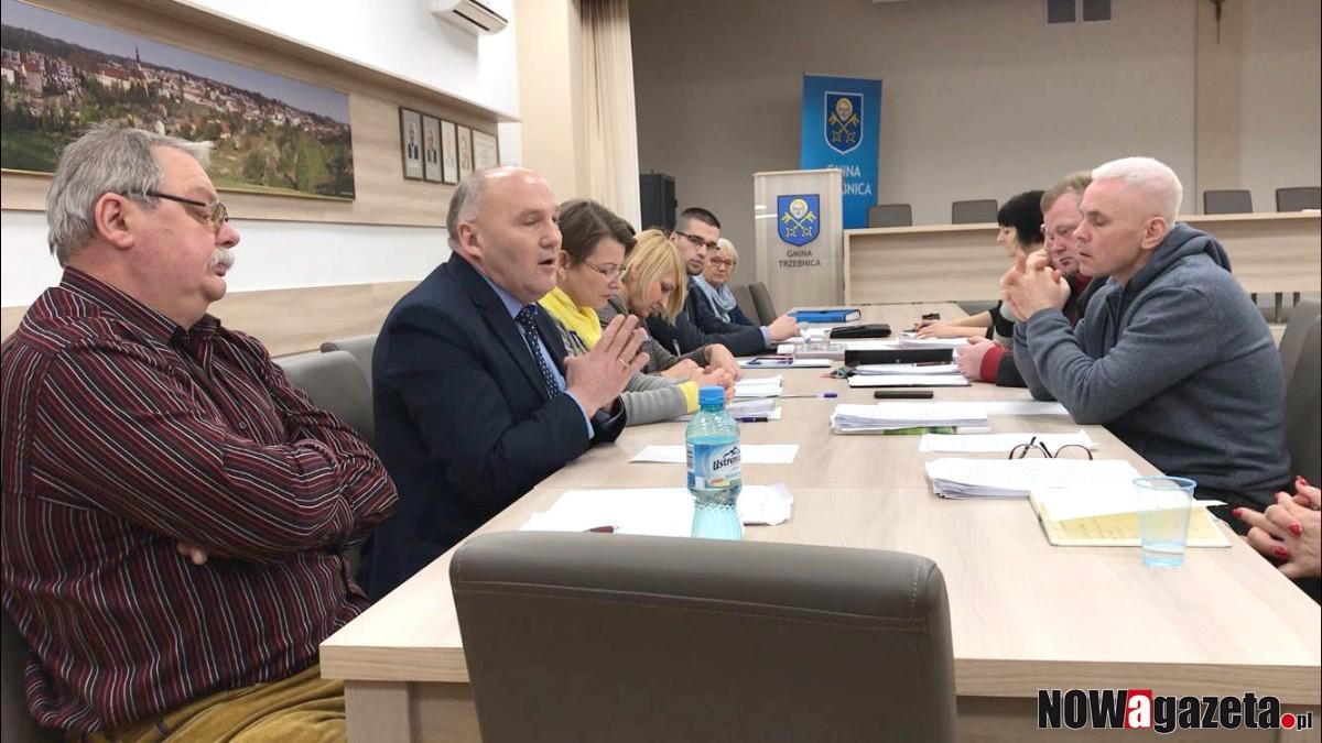 Niesportowa rozgrywka dziećmi i klubami