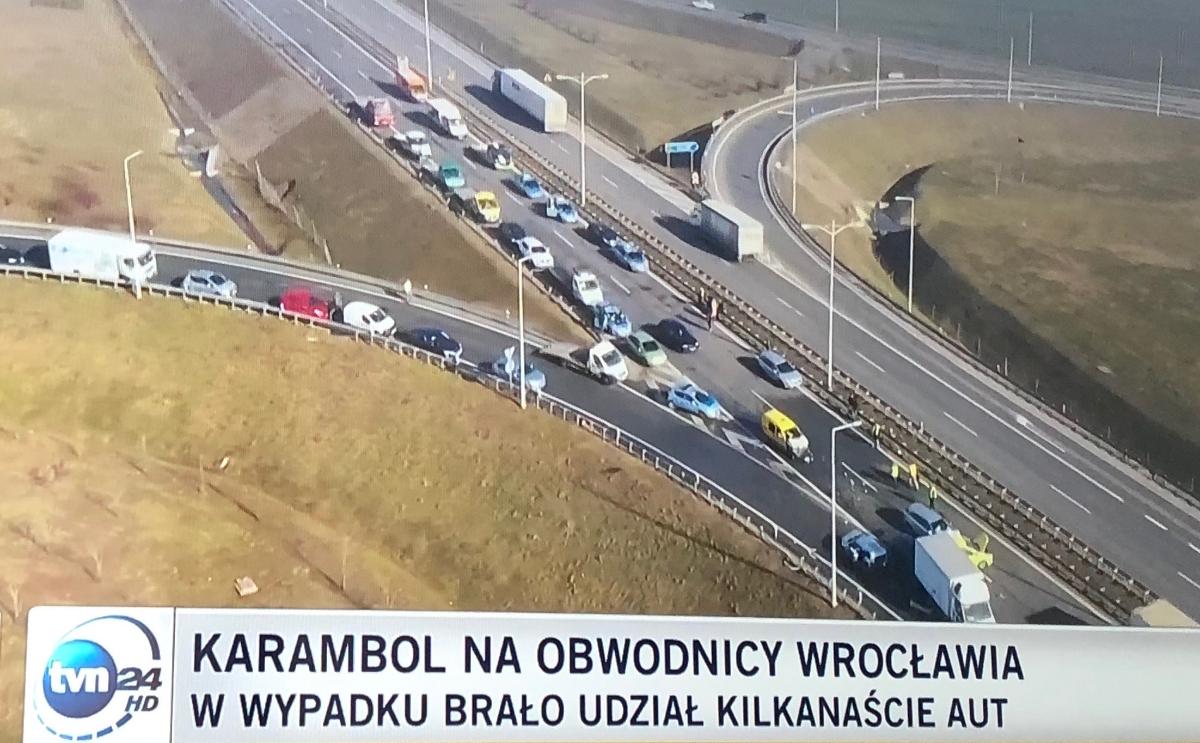 Karambol na obwodnicy Wrocławia. Wjazd na A4 wciąż zablokowany
