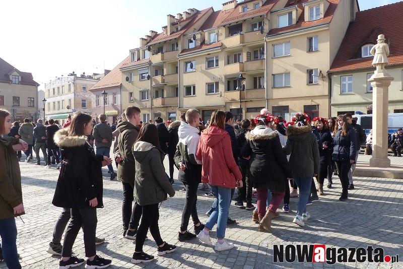 W słoneczny dzień zatańczyli poloneza w Żmigrodzie [FILM]