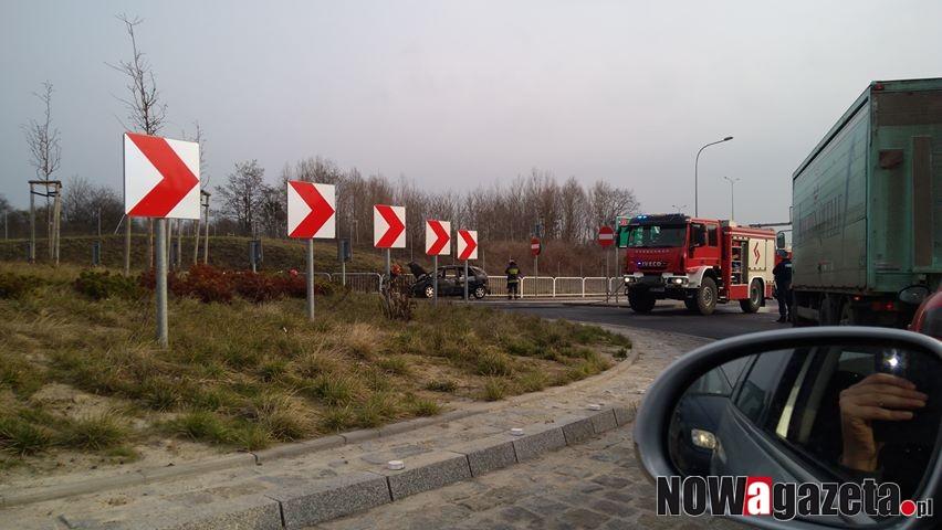 Spalone auto na rondzie