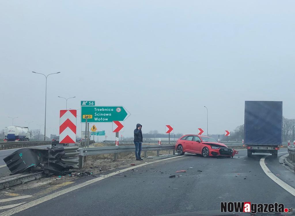 W poniedziałek ok. godz. 10:00 przy zjeździe z S5 w Trzebnicy doszło do kolizji drogowej