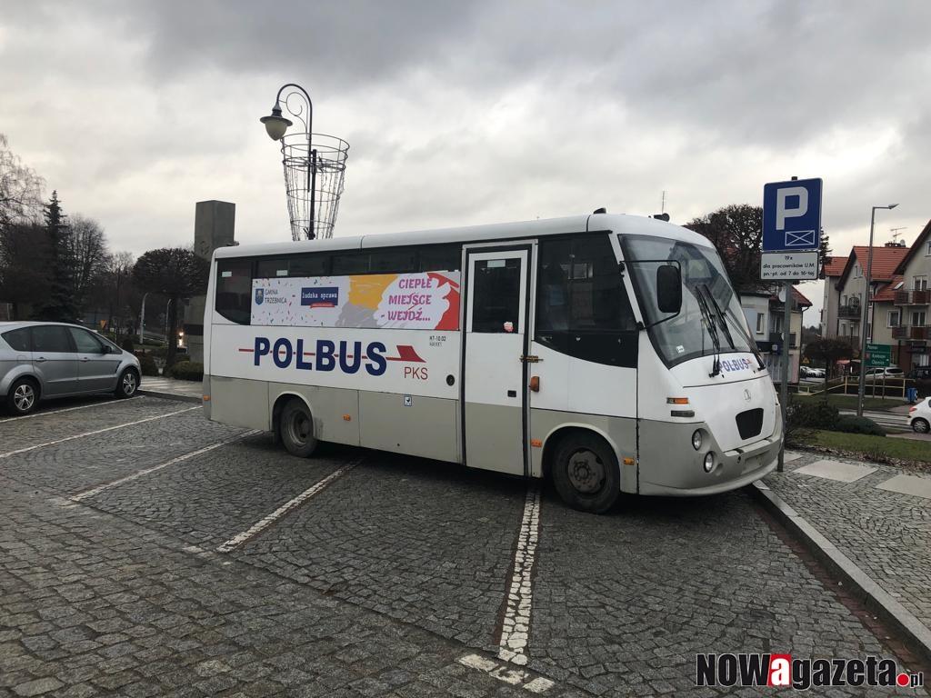 Tajemniczy autobus stanął przed urzędem w Trzebnicy
