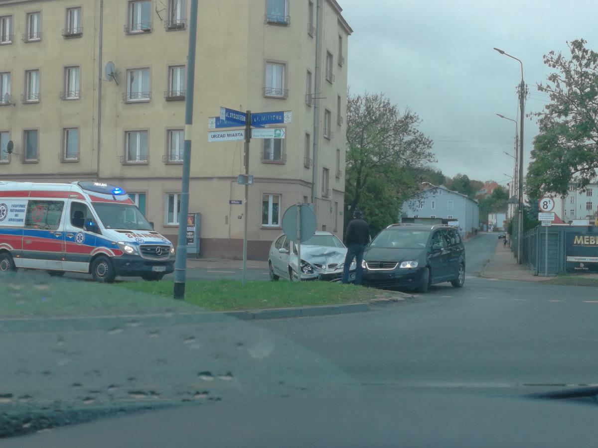 Uwaga. Wypadek na skrzyżowaniu ul. Milickiej i Roosevelta