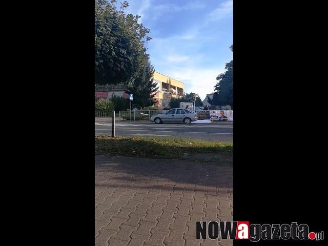 Skandal wyborczy. Straż miejska zerwała banery kontrkandydatów burmistrza. Czy działała legalnie? Zobacz FILM