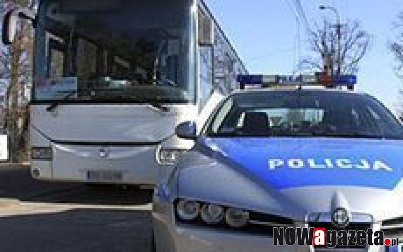 Dziecko jedzie na wakacje? Gdzie dzwonić, żeby sprawdzić autokar?