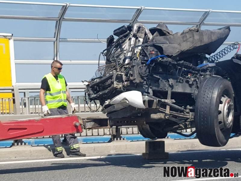 Uwaga! Na AOW w kierunku Warszawy ciężarówka uderzyła w bariery. Są utrudnienia