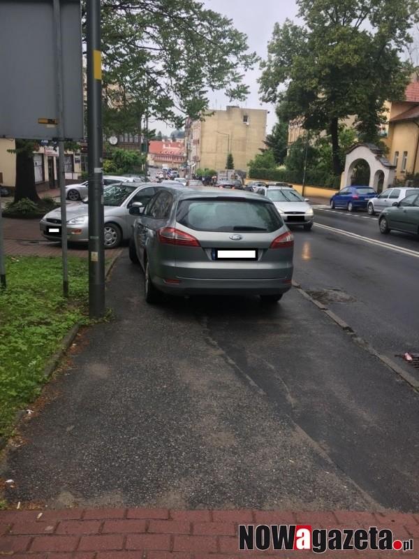 Mistrzowie parkowania. Jak przejść z wózkiem?
