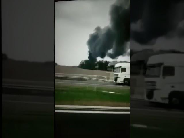 Kłęby czarnego dymu w podprusickiej wsi [FILM]