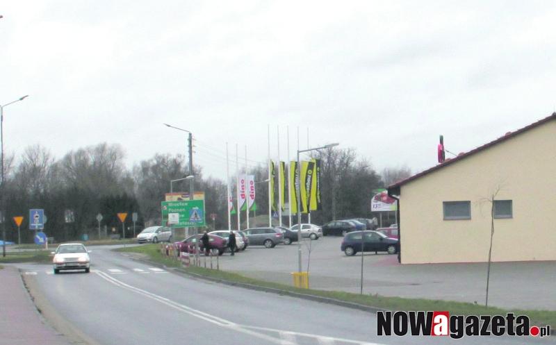 Na parkingu pod sklepem płonęło auto