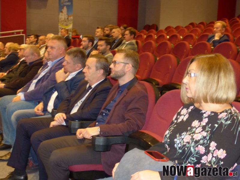 Sale dla polityków za darmo, ale dzieci mają zapłacić 6 tys. zł. Dlaczego?