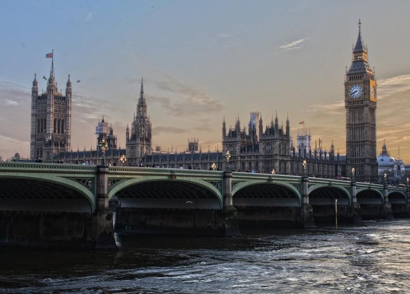Przelew z UK do Polski. Jak zrobić przelew z odbiorem na poczcie?