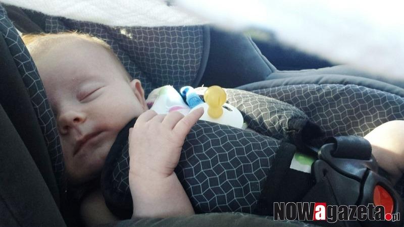 Mama zatrzasnęła dziecko w aucie