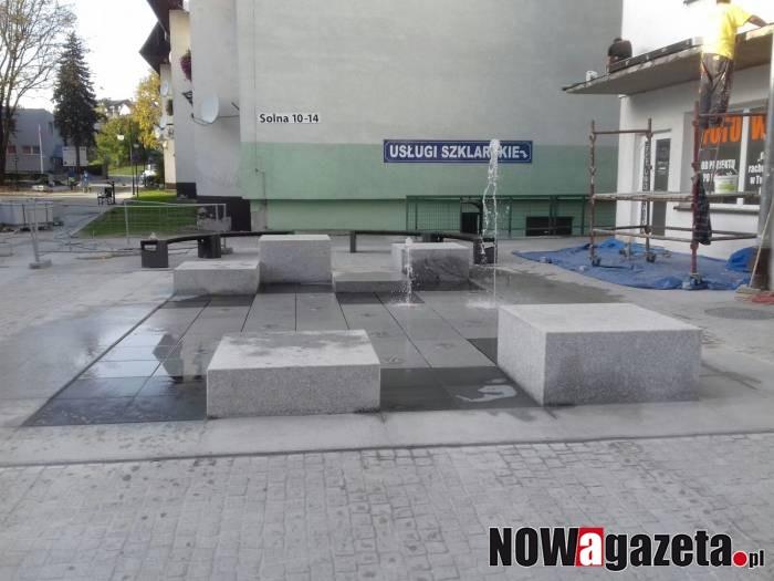 Chłopiec ranny podczas zabawy przy nowej fontannie