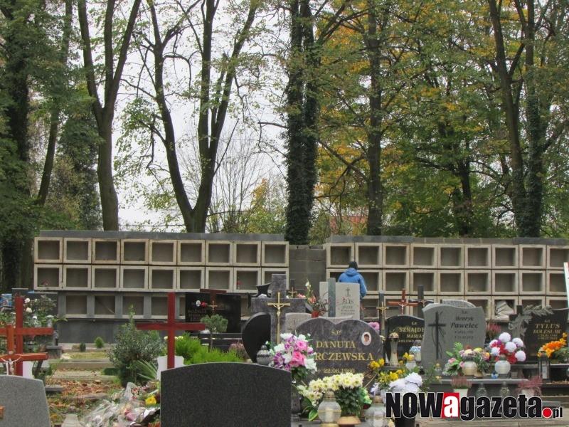 Pierwszy cmentarz w powiecie z miejscami na urny