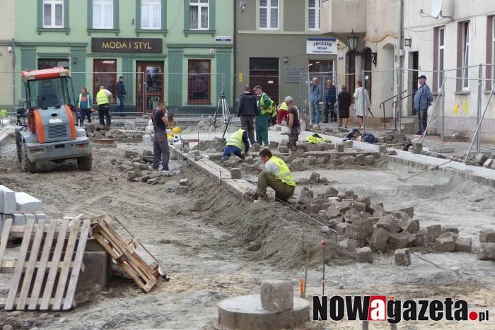 Fragment placu ma już nowy bruk