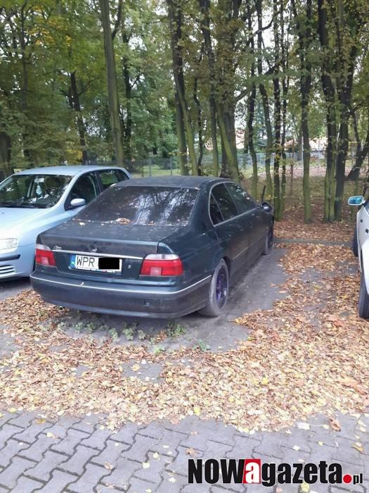Miejsc brakuje, a wraki stoją