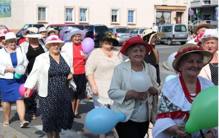Barwne kapelusze na spotkaniu seniorów