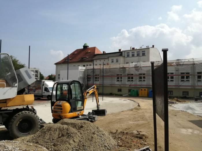 Boisko i plac zabaw również z opóźnieniem