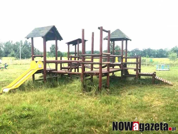 Przychodzą wieczorem i demolują