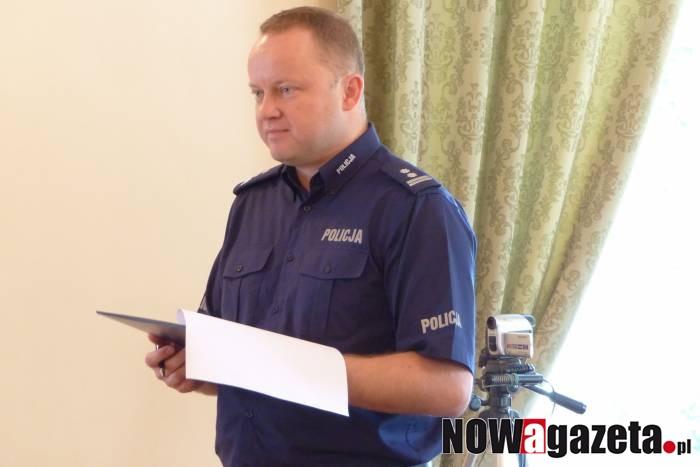 Policjanci proszą o kasę na samochody