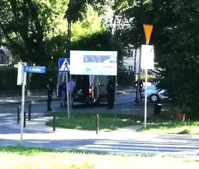 Długi ładunek wypadł z auta
