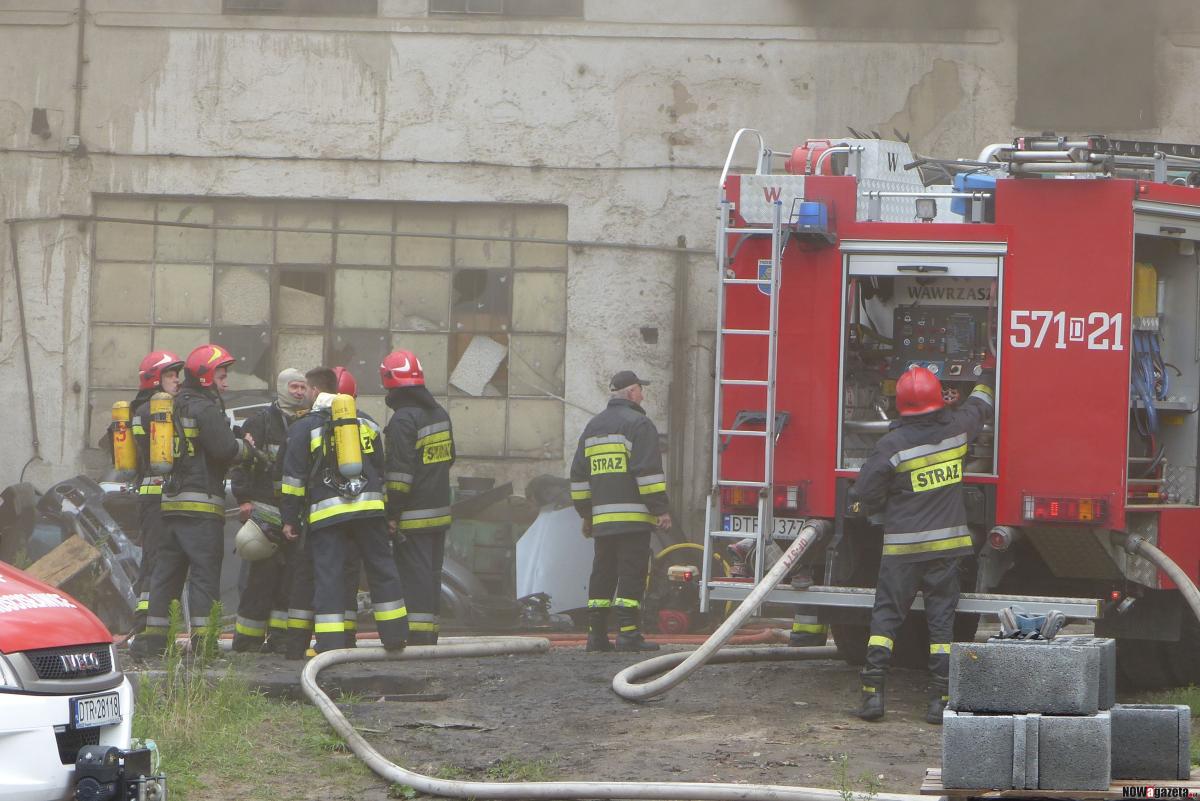Płonęły warsztaty i magazyny w Obornikach Śląskich