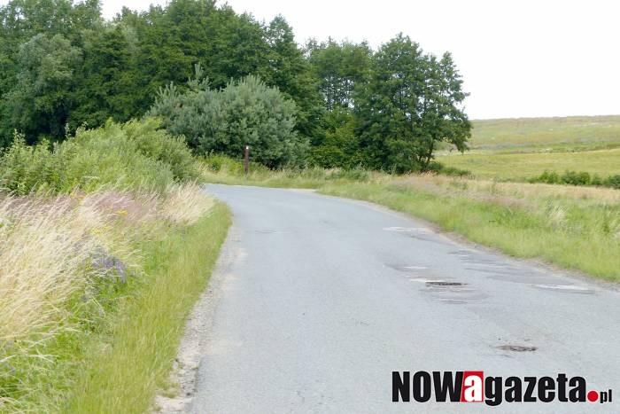 Dziura na dziurze i niewykoszone pobocza