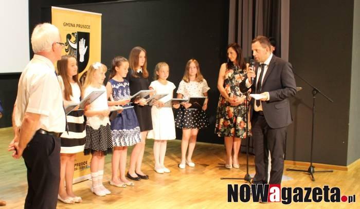 Burmistrz nagrodził najlepszych uczniów
