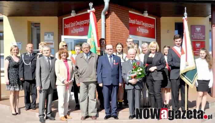 Odznaczenie sztandaru szkoły medalem