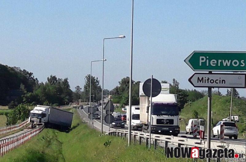 Tir wypadł z drogi i zatrzymał się na barierkach