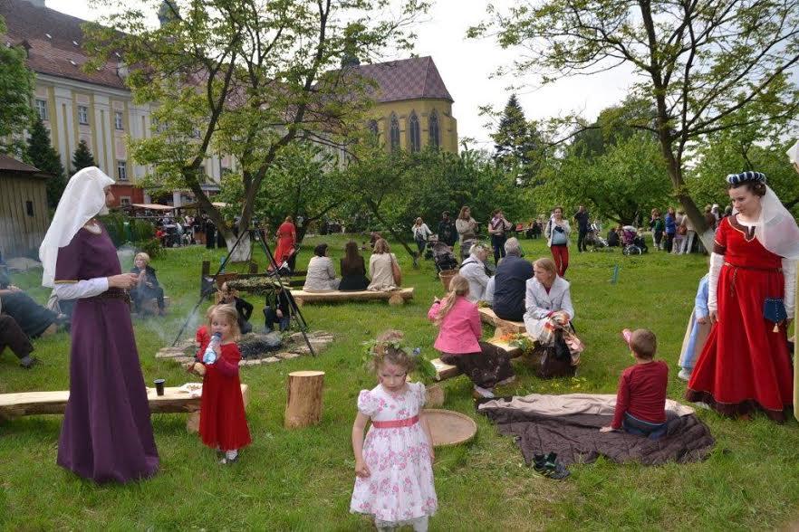 Majówka w ogrodach klasztornych